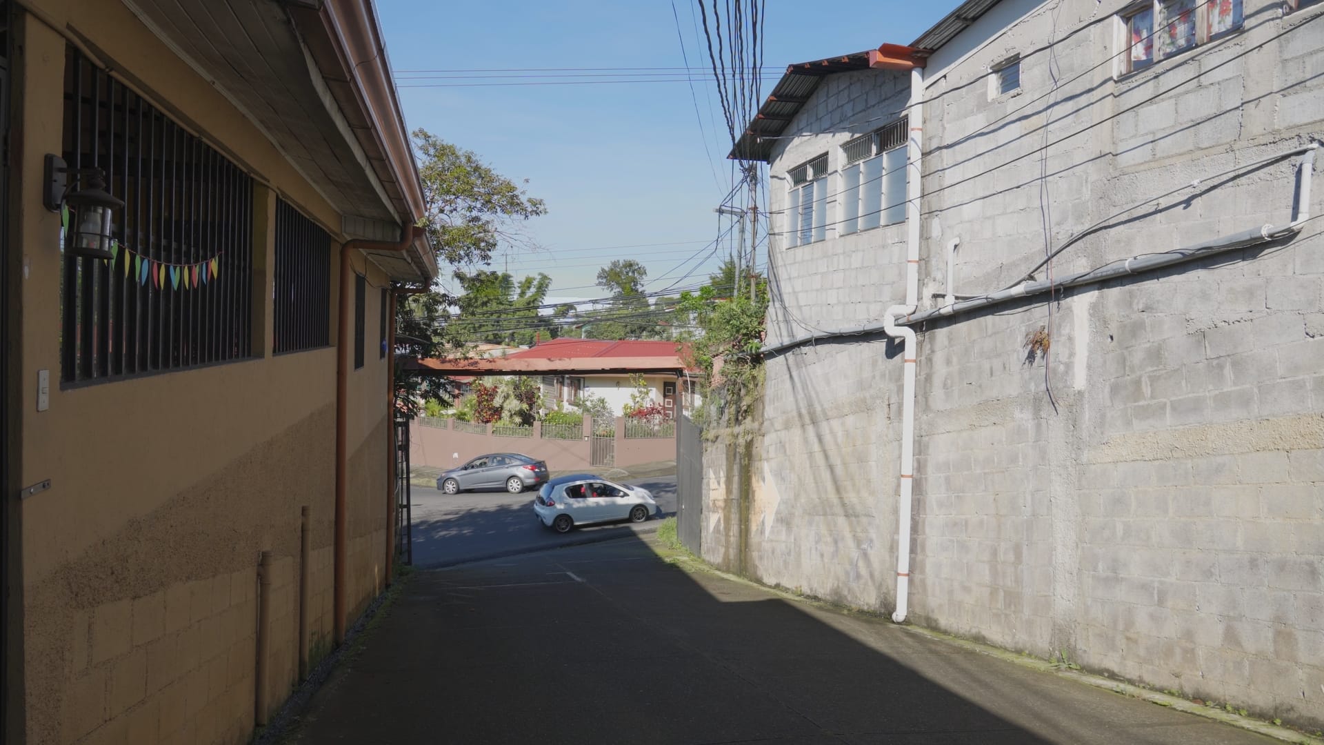 airbnb costa rica busy road_3.2.2